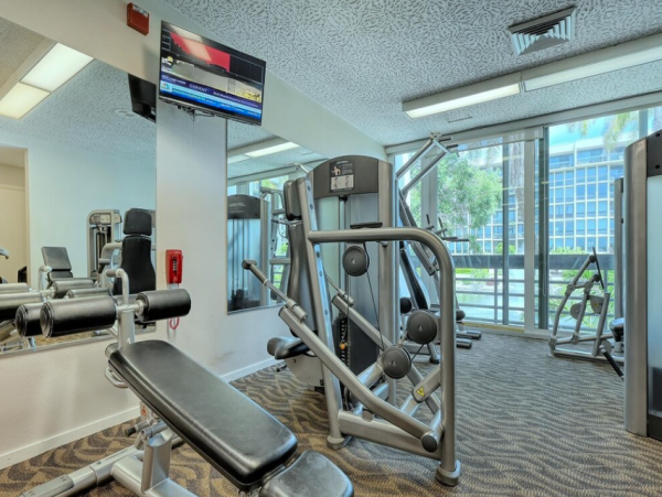 Beachfront Longboat Key Vacation Condo with Tennis Courts